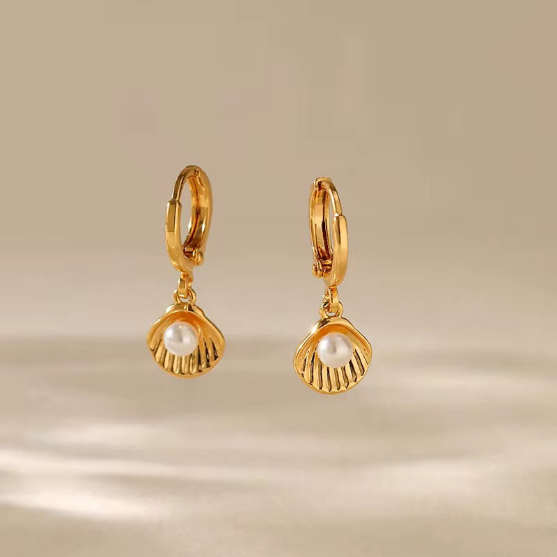 Mini Clamshell Earrings