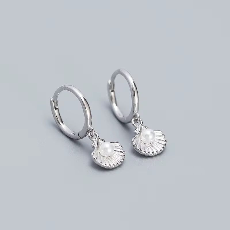 Mini Clamshell Earrings