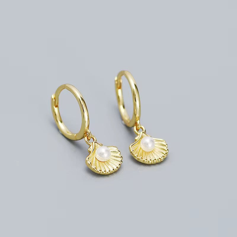 Mini Clamshell Earrings